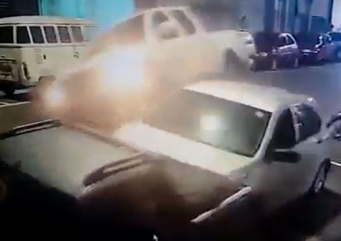 Vídeo: Picape passa por cima de carro e quase atropela clientes de bar em Manaus