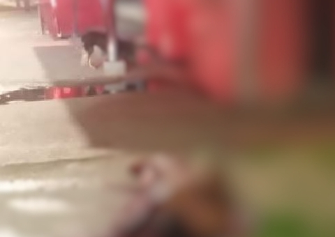 Homem é morto a facadas enquanto dormia na frente de banco em Manaus