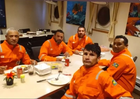 Cinco tripulantes de barco que naufragou durante passagem de ciclone são resgatados 