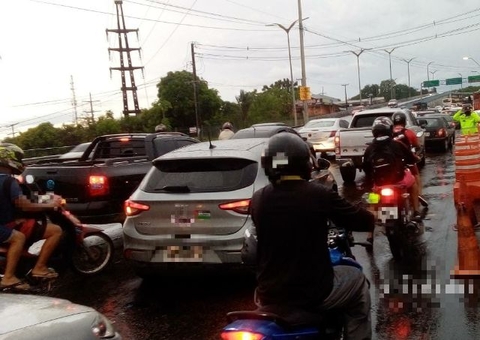 Após dias de sol escaldante, Manaus amanhece sob forte chuva e trânsito carregado