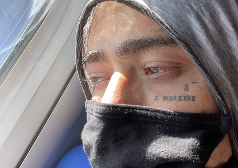 Whindersson aparece chorando em foto e faz desabafo