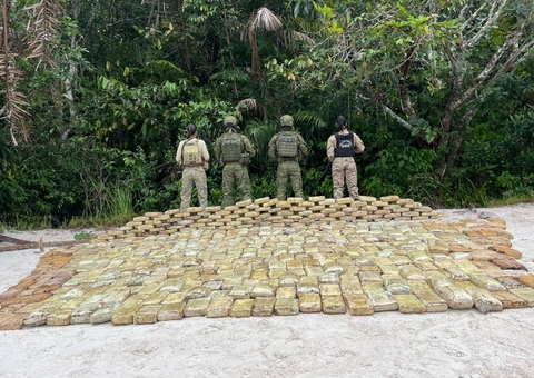 PF apreende embarcações e 600 kg de drogas em floresta no Amazonas