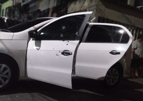 Jovem tem carro interceptado, leva vários tiros e escapa da morte em Manaus