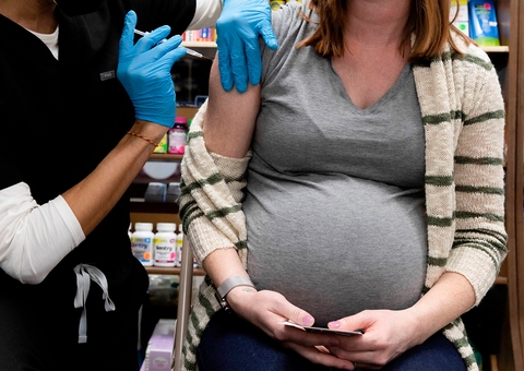 Dezesseis estados suspendem vacinação de grávidas com AstraZeneca