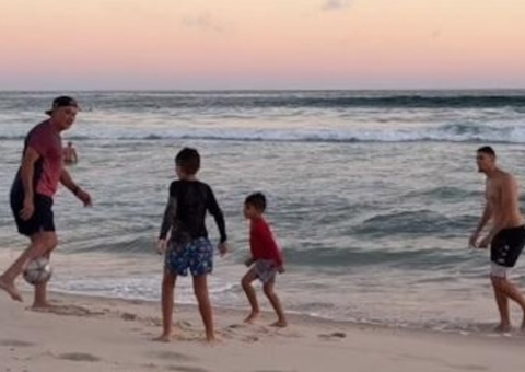 Tite, do Flamengo, joga altinha com netos e dá passe de chaleira