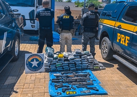 Fuzis, pistolas e mais de 150 Kg de droga são achados em caminhão na BR-319