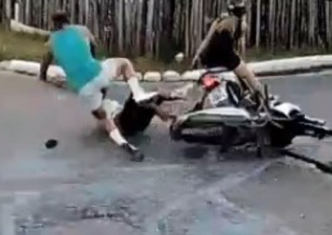 Mulher é arremessada e homem se fere em acidente entre motos em Parintins 