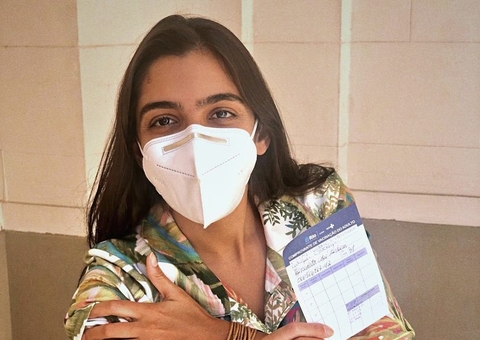 Filha de Regina Casé se vacina aos 31 anos e mãe explica: ‘é PCD’