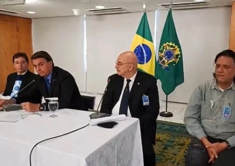 Vídeo mostra Bolsonaro sendo orientando pelo ‘gabinete paralelo’ da Saúde