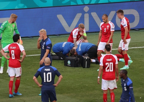 Jogador tem convulsão durante Eurocopa e médicos tentam reanimá-lo em campo