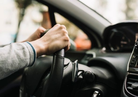 Motorista de app tenta estuprar adolescente com bebê de colo durante corrida