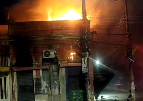 Incêndio atinge bar na Praça da Saudade em Manaus; vídeo