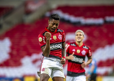 Na despedida de Gerson, Flamengo bate Fortaleza no Maracanã