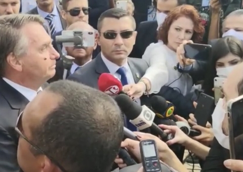 Carla Zambelli segura microfone da Jovem Pan em entrevista a Bolsonaro