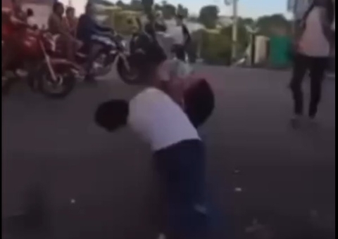 Alunas de escola municipal saem na porrada no Colônia Antônio Aleixo; vídeo