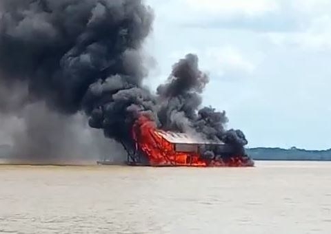 Mais de 20 balsas usadas em garimpo ilegal são destruídas pela PF em Autazes