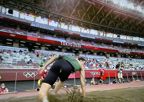 Argelino rasga short na bunda durante prova ao vivo; vídeo viralizou