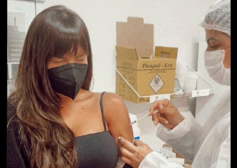 Ex-BBB Thaís desabafa após virar piada ao responder o próprio post se elogiando