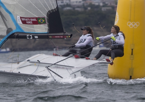 Bicampeãs olímpicas: Martine Grael e Kahena Kunze conquistam ouro na vela