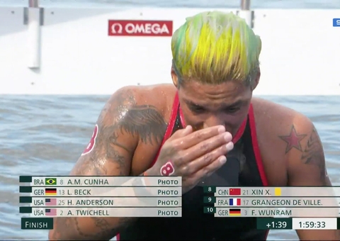 Ana Marcela brilha na maratona aquática e garante ouro para o Brasil