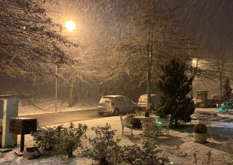 Vídeos: Moradores registram neve e até nevasca em cidades brasileiras 