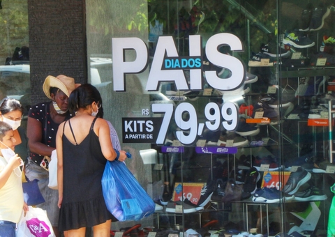 Comércio lota na véspera do Dia dos Pais no Centro de Manaus