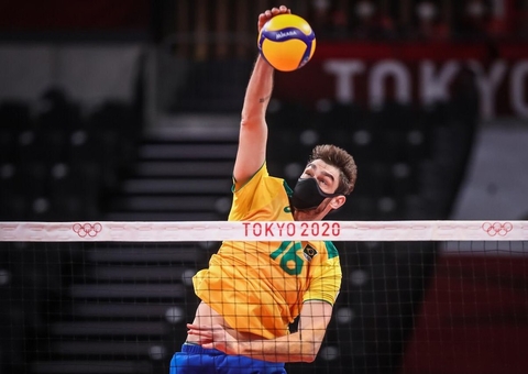 Lucão de máscara na estreia do vôlei: proteção aos filhos