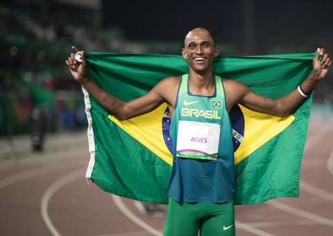 Alison dos Santos garante vaga nas semifinais dos 400m com barreiras