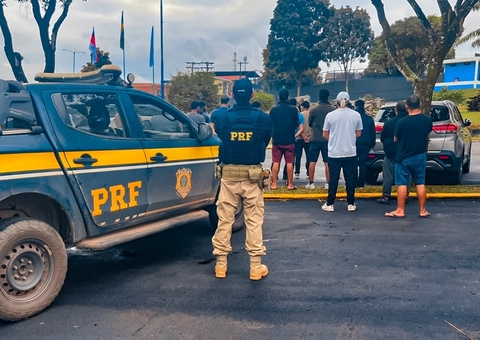 PRF prende suspeitos com imigrantes ilegais em carros no Amazonas