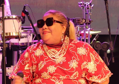 Cantora do Amazonas faz vaquinha para custear tratamento ocular em São Paulo