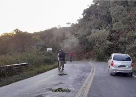 Rodovia em Santa Catarina é interditada após deslizamento de terra