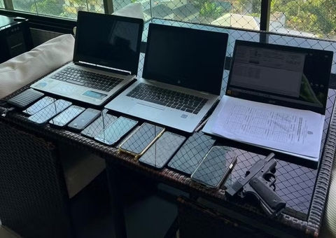 Operação que mira Carlos Bolsonaro encontra 10 celulares com ex-assessor de Ramagem