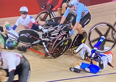 Acidente causa efeito dominó e derruba atletas na prova de ciclismo