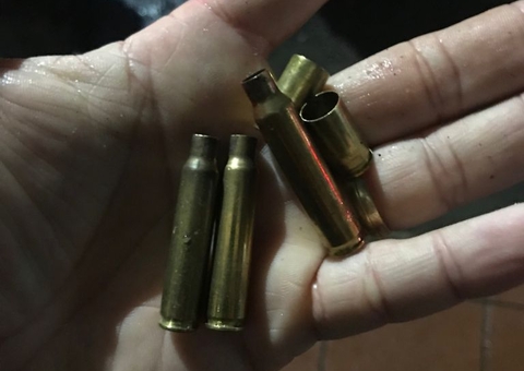 Cápsulas de fuzil são recolhidas em rua que cantor de forró foi assassinado em Manaus