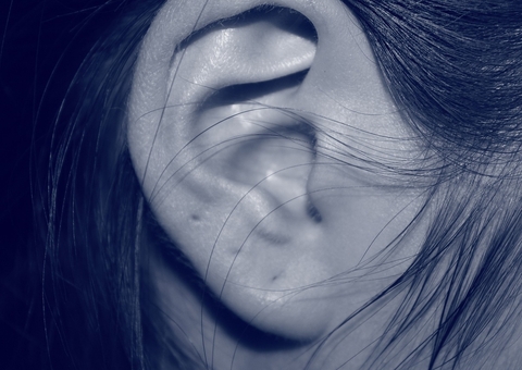 Você sabe limpar os ouvidos da forma correta? Otorrinolaringologista explica