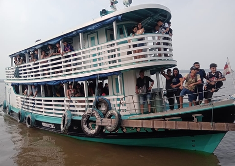 Candidatos usam barco para chegar a locais de prova do Enem no Amazonas