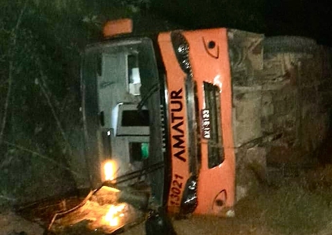 Ônibus tomba e passageiros ficam feridos em acidente na BR-319
