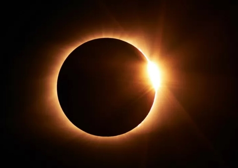 Pode ver eclipse com raio-x e óculos? Especialista explica o que não fazer