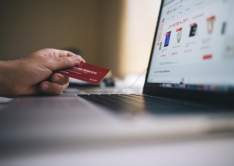 Suspeito de roubar cartão é preso em delegacia ao denunciar vítima em Manaus