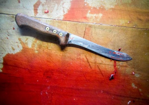 Jovem crava faca no pescoço de vizinho durante briga de rua em Manaus