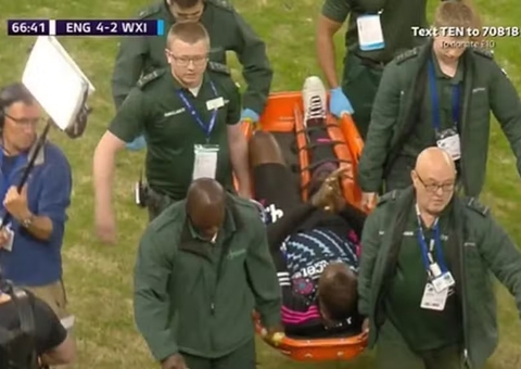 Usain Bolt sofre grave lesão e sai de maca em jogo beneficente