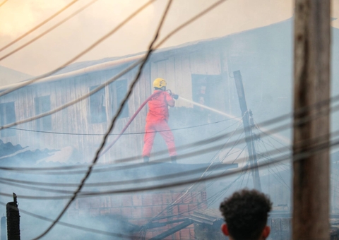 Vídeo: Incêndio de grandes proporções destrói casas em Manaus