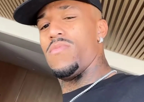 Éder Militão posta 1ª foto com namorada e posa em mêsversário da filha com Karoline Lima após polêmicas