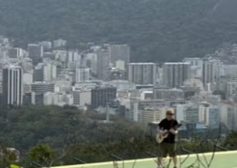 Ed Sheeran grava em pontos turísticos antes de show no Rock in Rio