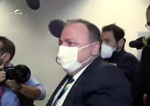 Pazuello teve vertigem após ficar sete horas sentado