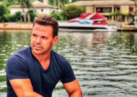 Eduardo Costa posta foto, vira piada e é comparado ao Chucky