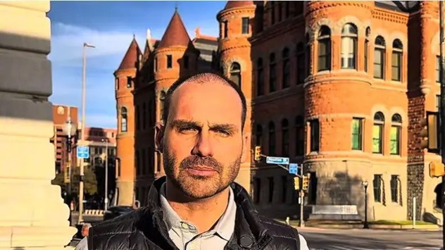 Mesmo proibido, Eduardo Bolsonaro vota dos EUA em sessão do Congresso