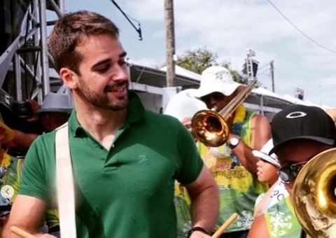 Eduardo Leite curte desfile na Sapucaí com namorado