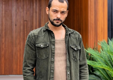 Eduardo Sterblitch diz que já trans0u no banheiro de Luciano Huck