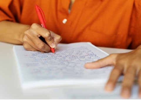 Concursos de prefeituras ofertam vagas com salários de até R$ 9,7 mil